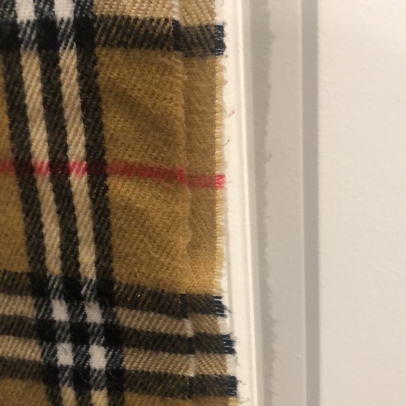 Authentic Burberry Classic 100% lambs wool Scarf - Picture 4 of 4